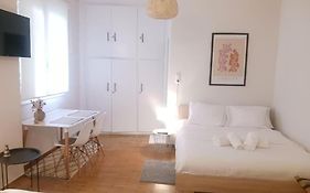 Beautiful Downtown Studio!